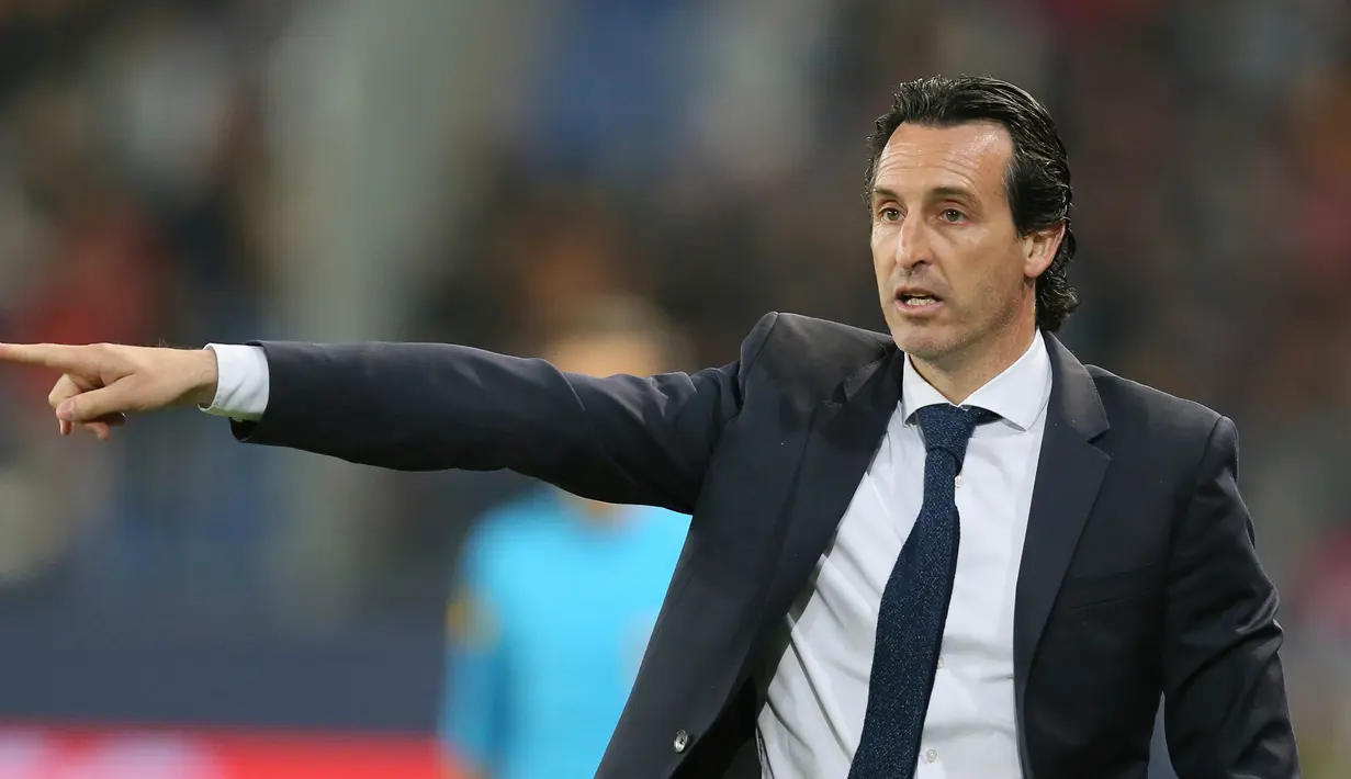 Unai Emery mengintruksikan pemainnya saat pertandingan ntara Caen dan Paris Saint-Germain di stadion Michel d'Ornano di Caen, Prancis barat 19 Mei 2018. Arsenal mengumumkan Unai menjadi pelatih baru Pada 23 Mei 2018. (AP Photo/David Vincent)