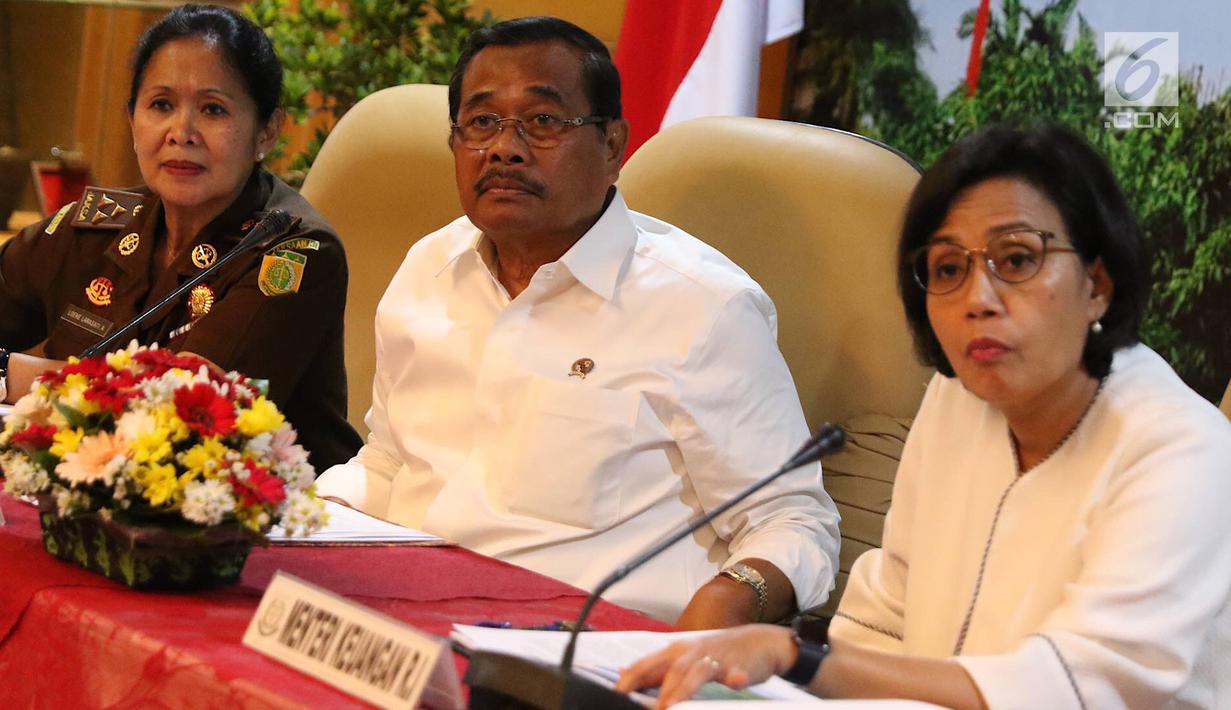 Jaksa Agung M. Prasetyo bersama Menteri Keuangan Sri Mulyani Indrawati menggelar konferensi pers di Jakarta, Senin (1/4). Pemerintah Indonesia memenangkan gugatan arbitrase perusahaan tambang asal India, IMFA melalui persidangan di Den Haag, Belanda. (Liputan6.com/Immanuel Antonius)