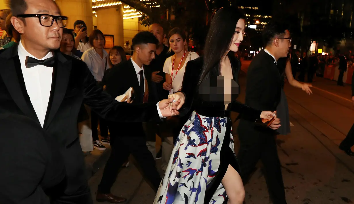 Aktris asal Tiongkok, Fan Bingbing saat menghadiri premier film "I Am Not Madame Bovary" selama Festival Film Internasional Toronto, Kanada, (8/9). Aktris 34 tahun ini tampil seksi dengan gaun berbelahan dada terbuka. (REUTERS/Fred Thornhill)