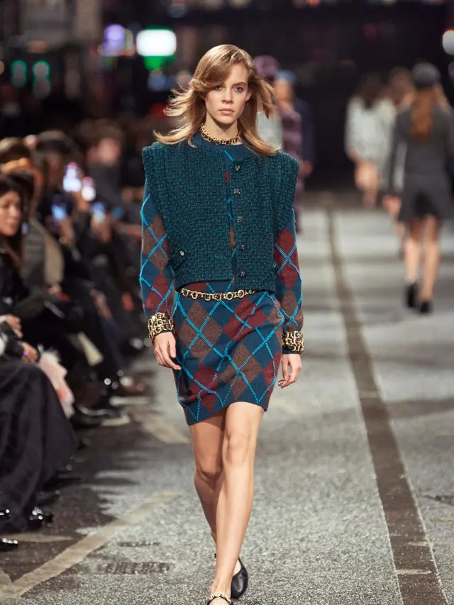 8 Potret Koleksi Chanel Metiers d’Art 2024 yang Terinspirasi dari Kota Manchester