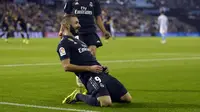 Selebrasi penyerang Real Madrid, karim benzema usai menciptakan gol pertama bagi Real Madrid pada laga lanjutan pekan ke-12 La Liga 2018/19, Senin (12/11) yang berlangsung di stadion Balaidos, Spanyol. Celta Vigo tumbang 2-4. (AFP/Miguel Riopa)