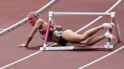 Atlet asal Inggris Jessie Knight mengalami insiden ketika menambak rintangan gawang dalam cabang atletik nomor lari gawang 400m putri. Kejadian itu bermula ketika Knight tersandung pada rintangan pertama sehingga membuatnya goyah dan menabrak rintangan gawang berikutnya. (Foto: AFP/Guiseppe Cacace)