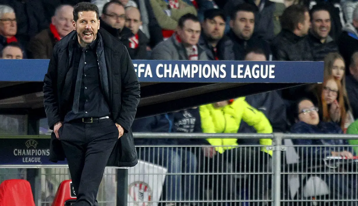 Pelatih Atletico Madrid, Diego Simeone, memberikan instruksi kepada anak asuhnya saat melawan PSV Eindhoven. Pada laga itu pelatih asal Argentina tersebut menurunkan formasi 4-4-2. (Reuters/Michael Kooren)
