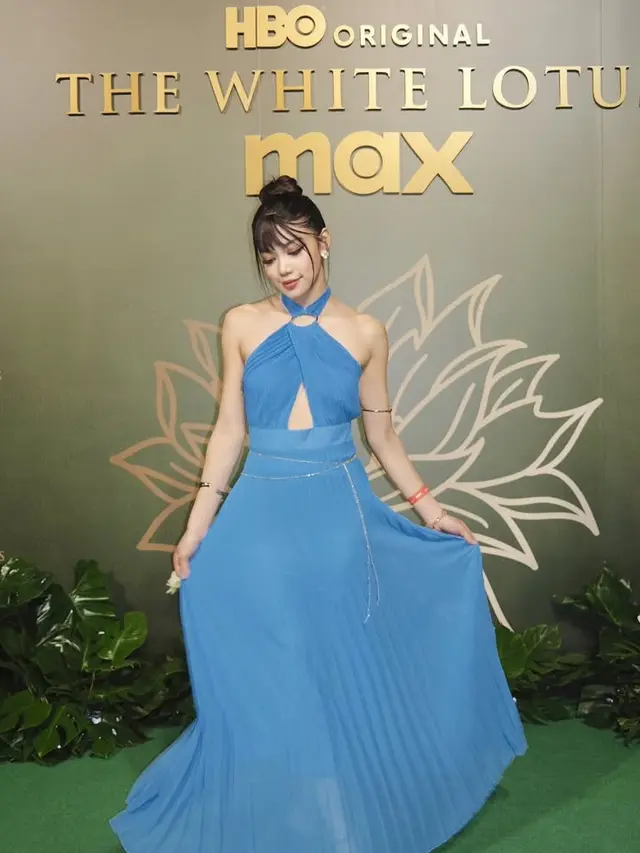 Regina Phoenix Dibalut Dress Warna Pop Hadir di Premier The White Lotus Thailand. [@reginaaphx]