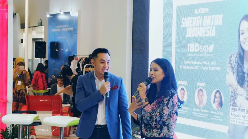 Maudy Ayunda di Booth Pertamina dalam IBD Expo