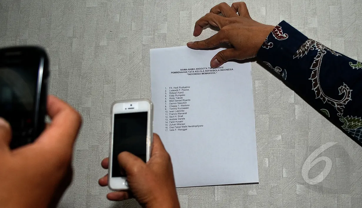 Kemenpora memperlihatkan nama-nama yang manjadi pembentukan tim transisi PSSI saat konferensi pers di kantor Kemenpora, Jakarta, Jumat (8/5/2015). Nama Ridwan Kamil tercantum dalam tim tersebut. (Liputan6.com/Yoppy Renato)