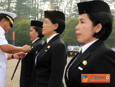 Citizen6, Cilangkap: Pada kesempatan ini, Panglima TNI juga menyematkan kepada tiga Pegawai Negeri Sipil (PNS) TNI yang mendapat tanda penghargaan dari negara. (Pengirim: Badarudin Bakri)