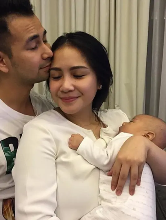 Sebagai kepala keluarga, Raffi Ahmad selalu berusaha memberikan yang terbaik untuk istri dan anaknya. Meski sering sibuk namun Raffi menginginkan di usianya yang ke-35 ia dapat bersantai bersama keluarga. (via instagram/@nagitasllavina)
