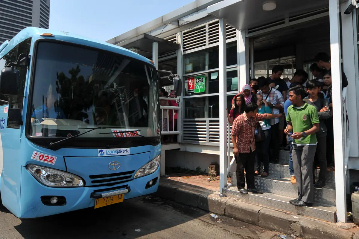20160101-Penumpang-Trans-Menumpuk-Jakarta-YR