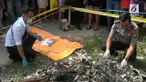 Warga Batam dikagetkan dengan penemuan bayi baru lahir di tempat sampah dalam keadaan terbakar.