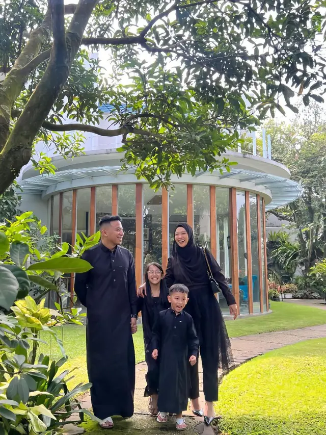 10 Potret Seleb Rayakan Lebaran dengan Keluarga, Outfitnya Kompak