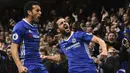 Gelandang Chelsea, Cesc Fabregas, merayakan gol yang dicetaknya ke gawang Swansea pada laga Liga Inggris di Stadion Stamford Bridge, Inggris, Sabtu (25/2/2017). Chelsea menang 3-1 atas Swansea. (AFP/Glyn Kirk)