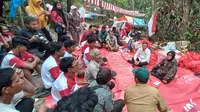 Menteri Sosial Tri Rismaharini (kanan) saat temu wicara dengan para tumenggung Orang Rimba di Kejasung Batanghari, Selasa (20/8/2024). Mensos Risma meminta mereka mempersingkat waktu budaya melangun dan mempercepat perekaman e-KTP. (Liputan6.com/Gresi Plasmanto)