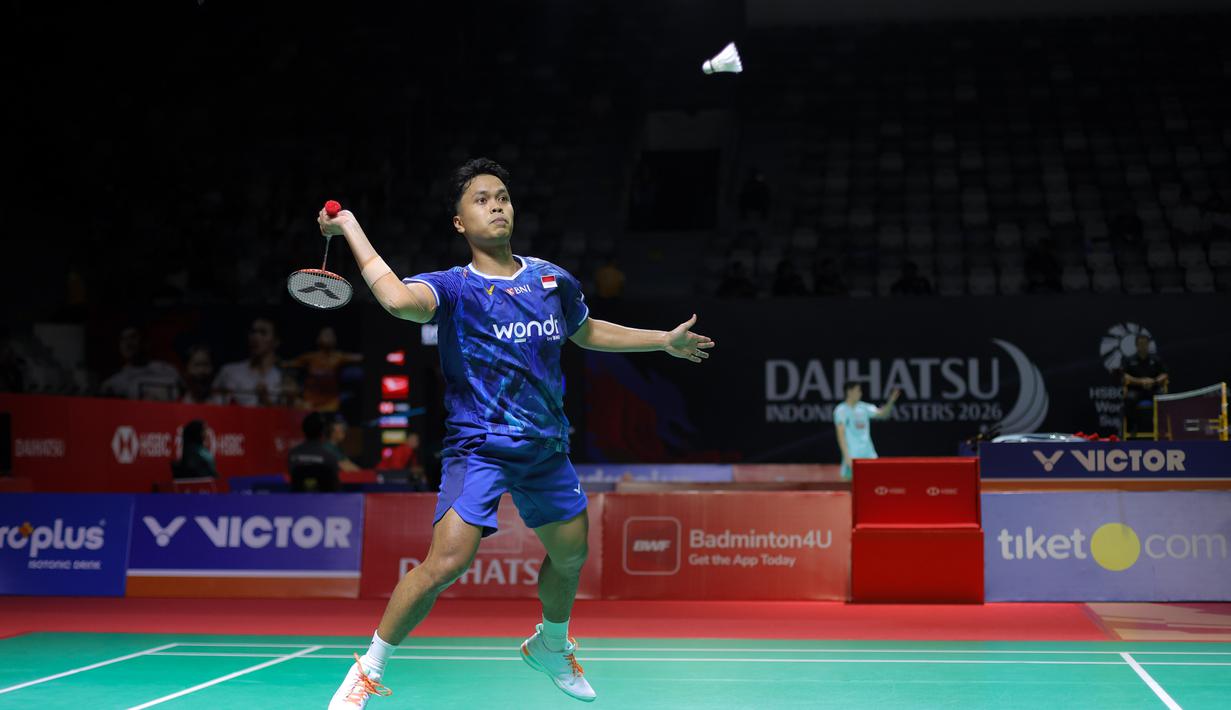 Pada babak 32 besar, Anthony Sinisuka Ginting akan menghadapi tunggal putra Belgia, Julien Carraggi, yang juga lolos dari babak kualifikasi setelah mengalahkan Hu Zhe An 21-14 dan 21-17. Tampak dalam foto, pebulu tangkis tunggal putra Indonesia, Anthony Sinisuka Ginting mengembalikan kok saat melawan Kantaphon Wancharoen (Thailand) pada babak kualifikasi Indonesia Masters 2026 di Istora Gelora Bung Karno, Senayan, Jakarta, Selasa (20/1/2026). (Bola.com/Bagaskara Lazuardi)