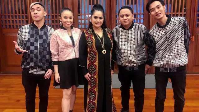 Vina Panduwinata punya band pengiring, namanya Close Friends. (https://www.instagram.com/p/CEO3R__laGH/)