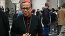 Kardinal Indonesia, Ignatius Suharyo Hardjoatmodjo (tengah) saat tiba untuk menghadiri pertemuan kongregasi di Vatikan, pada 5 Mei 2025. (Andreas SOLARO/AFP)