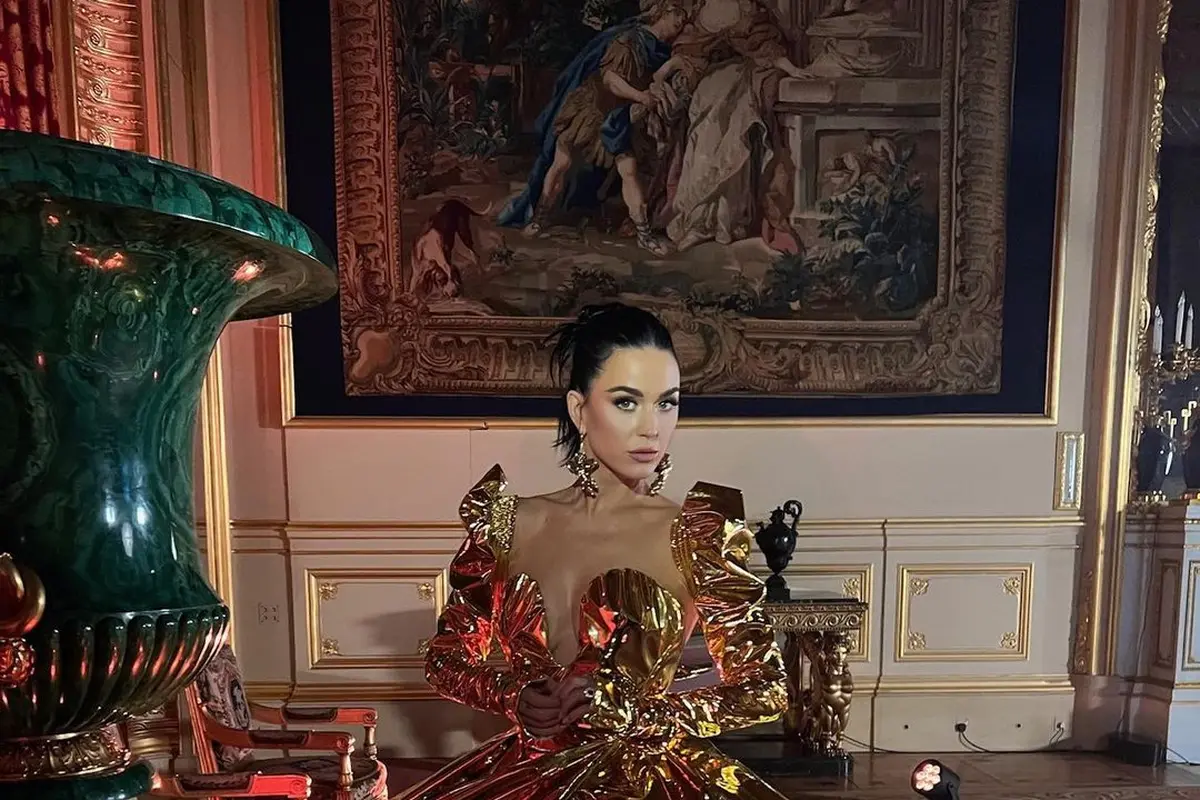 Gaya Glamor Katy Perry Pakai Gaun Emas Metalik di Konser Penobatan Raja Charles III