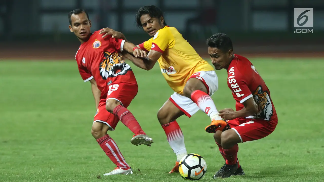 Aksi Evan Dimas dan Ilham Udin Armaiyn Saat Laga Selangor FA Lawan Persija
