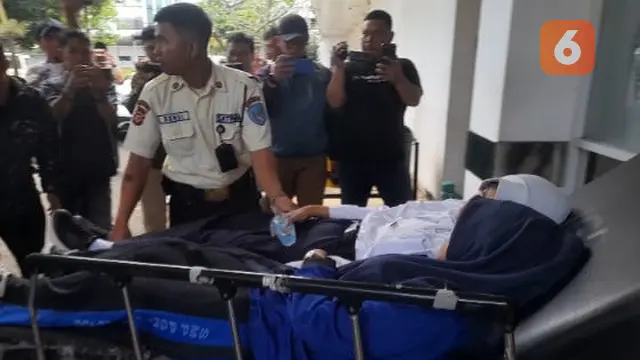 Siswa korban keracunan makanan saat dibawa ke RSUD Sayang Cianjur diduga usai santap MBG. (Liputan6.com/Fira Syahrin).