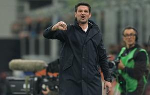 Pelatih Inter Milan Cristian Chivu memberi instruksi kepada para pemainnya saat laga Serie A/Liga Italia antara Inter vs Genoa di Milan, Italia, Sabtu, 28 Februari 2026. (AP Photo/Antonio Calanni)