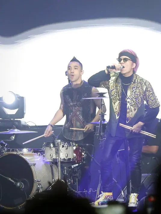 Atta Halilintar Kibarkan Bendera Merah Putih di Panggung YouTube FanFest Indonesia 2019. (Bambang E Ros/Fimela.com)