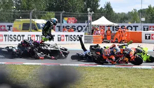 Kekacauan pada start balapan MotoGP Hungaria 2026 yang awalnya disebabkan kecelakaan yang dialami Jorge Martin. (Ferenc ISZA / AFP)