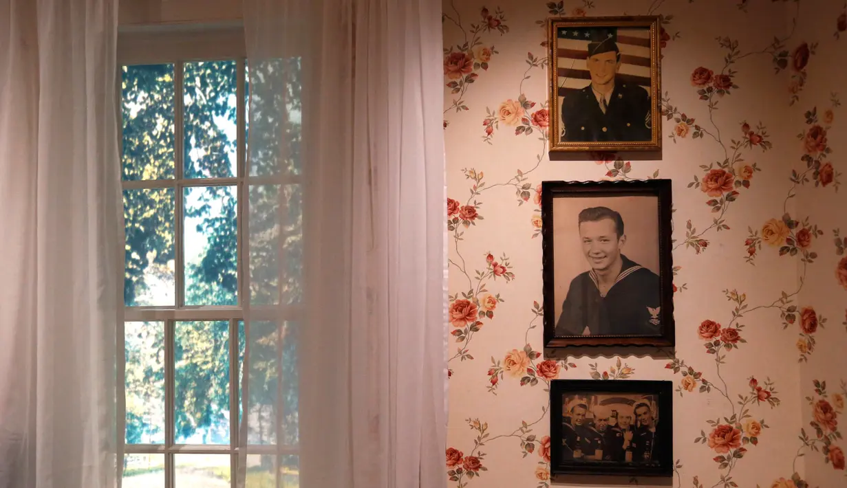 Sejumlah foto tentara Perang Dunia II dipajang dalam pameran "Salute to the Home Front" di Museum Nasional Perang Dunia II di New Orleans (5/6). (AP Photo/Gerald Herbert)