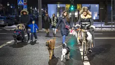 Warga menyeberang jalan di Kaunas, Lithuania, 22 Januari 2022. Kaunas ditetapkan sebagai Ibu Kota Kebudayaan Eropa bersama Novi Sad di Serbia dan Esch-sur-Alzette di Luksemburg. (AP Photo/Mindaugas Kulbis)
