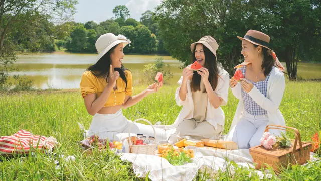 persahabatan piknik bahagia senang santai liburan