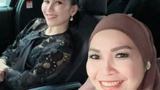 Kedekatan Ayu Ting Ting dan sang ibu jadi sorotan. (credit: instagram.com/mom_ayting92_)