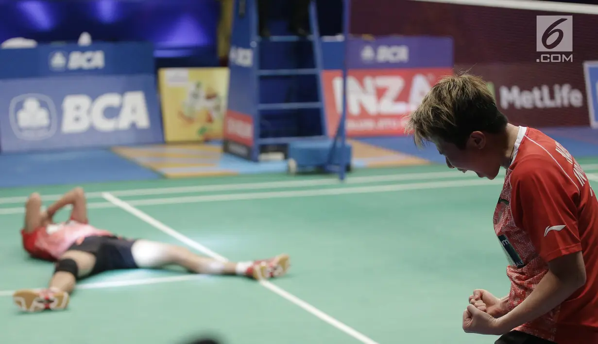 Ganda Campuran Indonesia, Tontowi Ahmad/Liliyana Natsir bersorak usai mengalahkan Ganda Campuran asal China Zheng Siwei/Chen Qingchen 22-20 21-15 dalam final BCA Indonesia Open 2017 di Jakarta, Minggu (18/6). (Liputan6.com/Faizal Fanani)
