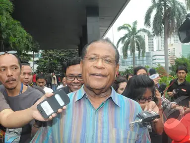 Mantan Gubernur Provinsi Papua, Barnabas Suebu memenuhi panggilan penyidik KPK, Jakarta, Kamis (12/2/2015). (Liputan6.com/Herman Zakharia)