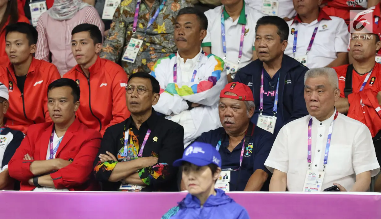 Menko Polhukam, Wiranto (kedua kiri), Menpora Imam Nahrawi dan Menteri PUPR, Basuki Hadimuljono saat menyaksikan semifinal bulu tangkis beregu putra Asian Games 2018, Indonesia melawan Jepang di Jakarta, Selasa (21/8). (Liputan6.com/Helmi Fithriansyah)