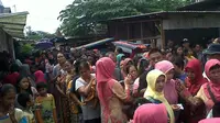 Warga kampung Lio, Pancoran Mas, Depok, Jawa Barat rela antre dan berdesak-desakan demi mendapat kupon sembako. (Liputan6.com/Ady Anugrahadi)