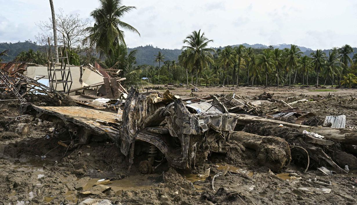 Sebelumnya, pada akhir November 2025 lalu, Desa Garoga, Kecamatan Batang Toru, Tapanuli Selatan, Sumatera Utara, dilaporkan luluh lantak tersapu banjir dan longsor, dan hanya menyisakan lumpur dan tumpukan kayu. Tampak dalam foto, puing-puing rumah dan kendaraan masih menumpuk di area yang hancur akibat banjir bandang di Desa Aek Garoga, Tapanuli Selatan, Sumatera Utara, pada Sabtu 27 Desember 2025. (YT Hariono /AFP)