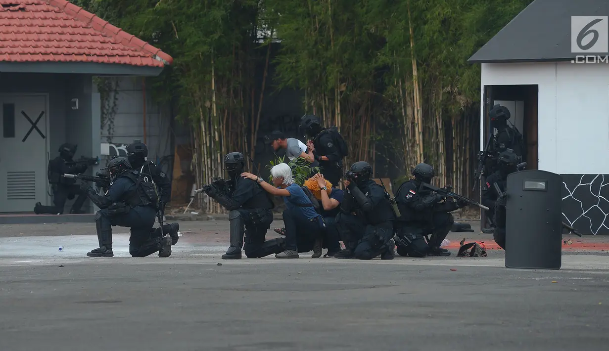 Sejumlah personel anti teror berusaha membebaskan sandera pada simulasi dan latihan mitigasi aksi terorisme untuk pengamanan Asian Games 2018 di JIExpo Kemayoran, Jakarta, Rabu (25/7). Simulasi diikuti  TNI, Polri, dan BNPT. (Merdeka.com/Imam Buhori)