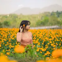 Fuji baru saja mengunggah potret dirinya di tengah ladang bunga warna orange yang indah. Bunga tersebut senada dengan warna kebaya yang ia kenakan. [@fuji_an]