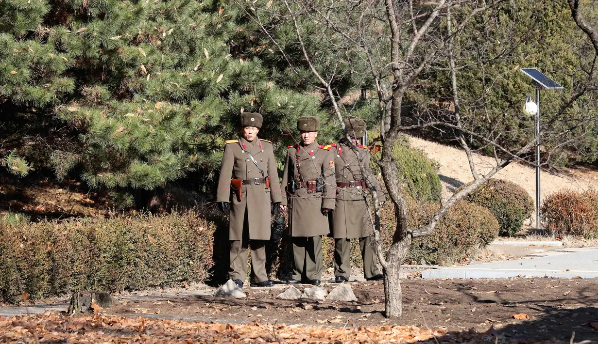 Tiga tentara Korea Utara mengawasi kunjungan Menhan Korsel, Song Young-moo di zona Demiliterisasi Panmunjom, Senin (27/11). Pemerintah Korsel menganggap Korut telah melanggar kesepakatan gencatan senjata di wilayah demiliterisasi. (AP Photo/Lee Jin-man)