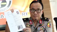 Karopenmas Mabes Polri, Brigjen Dedi Prasetyo menunjukkan data diri terduga teroris yang sudah dilumpuhkan saat rilis di Jakarta, Senin (6/5/2019). Sebelumnya, Densus 88/Anti Teror meringkus tujuh orang kelompok JAD jaringan Lampung dan menyita sejumlah barang bukti (Liputan6.com/Helmi Fithriansyah)