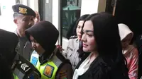 Artis Vicky Shu menyambangi Pengadilan Negeri Depok untuk menjadi saksi kasus First Travel (Liputan6.com/ Ady Anugrahadi)