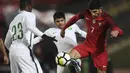 Gelandang Portugal, Goncalo Guedes, berebut bola dengan gelandang Arab Saudi, Yahia Alshehri, pada laga persahabatan di Stadion Municipal do Fontelo, Sabtu (11/11/2017). Portugal menang 3-0 atas Arab Saudi. (AFP/Francisco Leong)