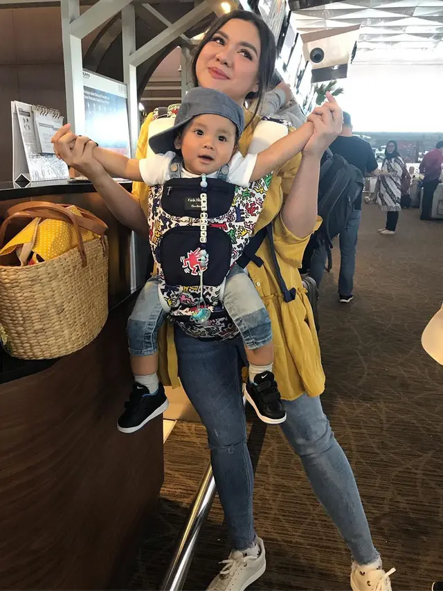 Potret Manis Vicky Shu Bersama Baby Abimanyu (sumber: instagram/@vickyshu)