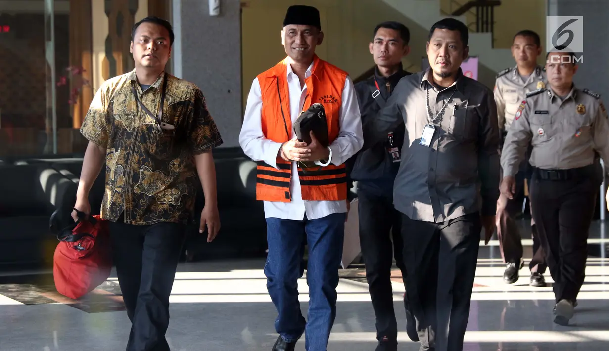 Bupati Kudus, Muhammad Tamzil (kedua kiri) digiring petugas usai menjalani pemeriksaan terkait dugaan suap pengisian jabatan perangkat daerah di lingkungan Pemkab Kudus, Gedung KPK Jakarta, Sabtu (27/7/2019). Dalam kasus ini, KPK menetapkan tiga tersangka. (Liputan6.com/Helmi Fithriansyah)