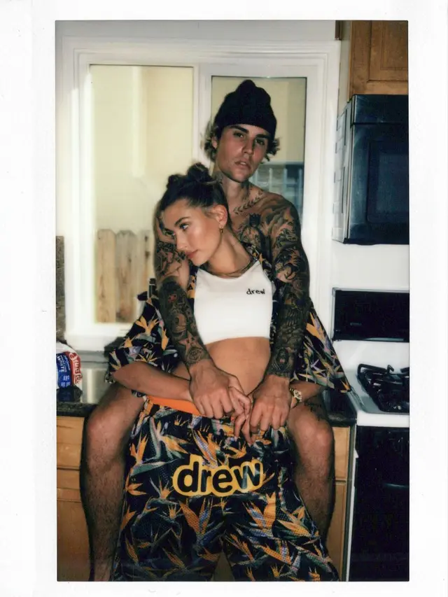 Gaya Kompak Justin Bieber dan Hailey Sebagai Pasangan Bucin Sejati