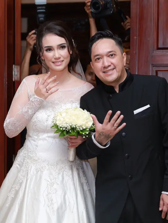 Acara dimulai dari kedua mempelai memasuki arena pemberkatan dengan iringan lagu ‘The Prayer’ yang dilantunkan Wawan Yap dan Dewi Guna. (Galih W Satria/Bintang.com)