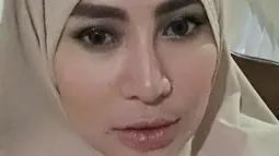 Penyanyi dangdut Cinta Penelope mantap menutup auratnya dengan hijab panjang. Mengubah penampilan 180 derajat, Cinta Penelope mendapat banyak dukungan dari warga dunia maya. (Instagram/princess_cinta_penelope)