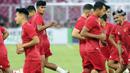 Pemain timnas Indonesia saat menjalani sesi latihan resmi jelang laga kandang semifinal Piala AFF 2022 melawan Vietnam di Stadion Utama Gelora Bung Karno, Jakarta, Kamis (5/1/2023). Sebagai runner-up Grup A, timnas Indonesia akan berlaga melawan juara grup B, Vietnam di semifinal Piala AFF 2022. (Liputan6.com/Helmi Fithriansyah)