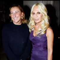 Seberapa pengaruh kepemilikan Prada untuk Versace setelah diakusisi sepenuhnya? Simak penjelasan selengkapnya di bawah ini! [Dok/@donatella_versace].