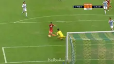 Guangzhou R&F menjadi korban dari penampilan memukau bintang Shanghai SIPG, Wu Lei. Tuan rumah unggul dua gol saat pertandingan be...