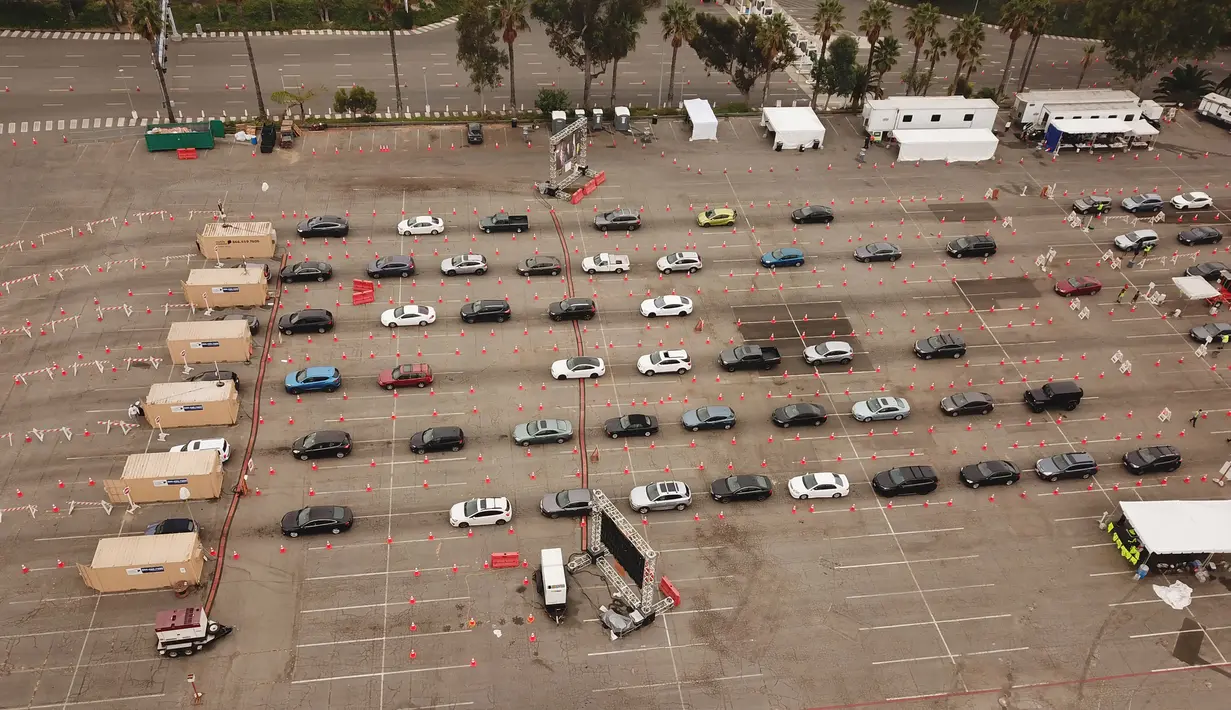 Antrean kendaraan terlihat dari pandangan udara di lokasi pengujian COVID-19 drive-thru di Stadion Dodger di Los Angeles, California, Rabu (18/11/2020). Pejabat kesehatan Los Angeles County memperingatkan adanya peningkatan tajam dalam jumlah kasus COVID-19 dan rawat inap. (Robyn Beck/AFP)